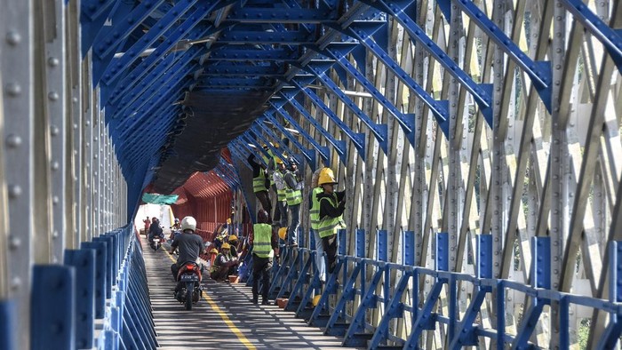 Pengendara sepeda motor melewati terowongan Jembatan Cirahong yang merupakan Cagar Budaya Nasional peninggalan Pemerintahan Belanda tahun 1893 di Desa Panyingkiran, Kabupaten Ciamis, Jawa Barat, Rabu (2/9/2026). Pemerintah mempercepat registrasi, verifikasi, dan penetapan cagar budaya untuk mencapai target 2.000 cagar budaya pada 2026 guna memperkuat pelindungan warisan sejarah serta mendorong pariwisata dan ekonomi kreatif. ANTARA FOTO/Adeng Bustomi