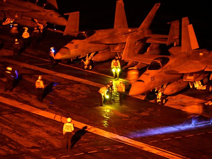 Jet tempur AS siap lepas landas dari kapal induk USS George Washington yang dikerahkan untuk mendukung operasi militer melawan Iran (dok. via REUTERS/US Navy) 