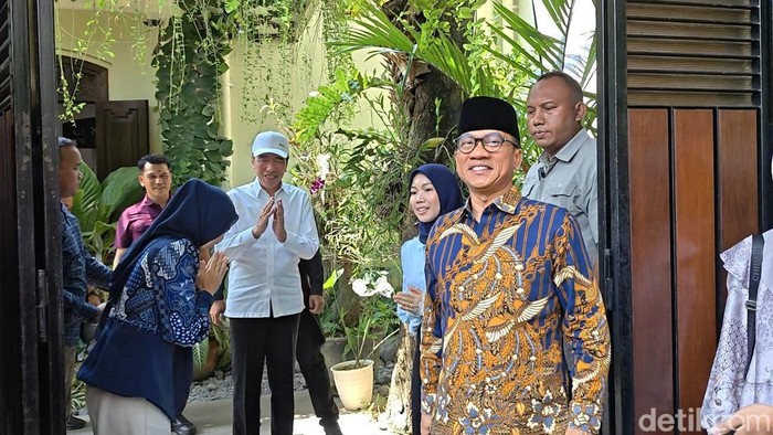 Menteri Desa dan Pembangunan Daerah Tertinggal Yandri Susanto saat menemui Presiden ke-7 RI Joko Widodo (Jokowi) di Sumber, Banjarsari, Solo, Rabu (2/9/2026).