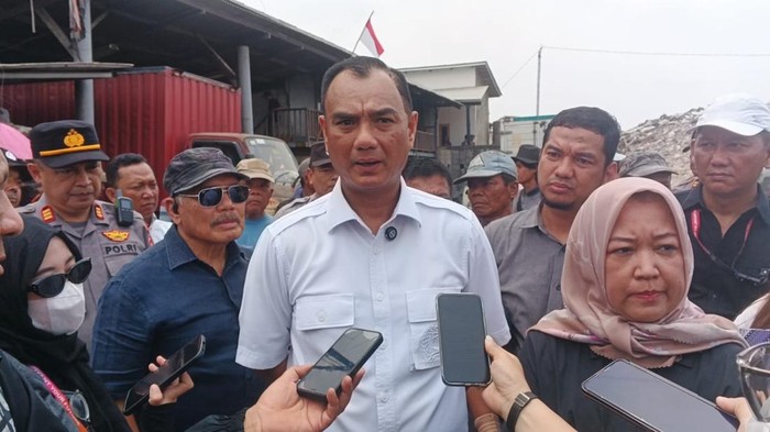 Ketua Pansus Pengelolaan Sampah DPRD DKI Jakarta Judistira Hermawan saat meninjau lokasi TPS Nagrak, Jalan Reformasi, Cilincing, Jakarta Utara, Rabu (2/9/2026).