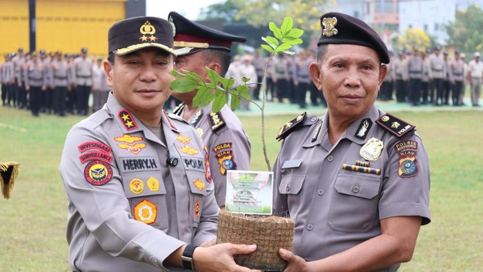 Kapolda Riau Irjen Herry Heryawan membeirkan kado pohon kepada personelnya yang naik pangkat, Rabu (2/9/2026).