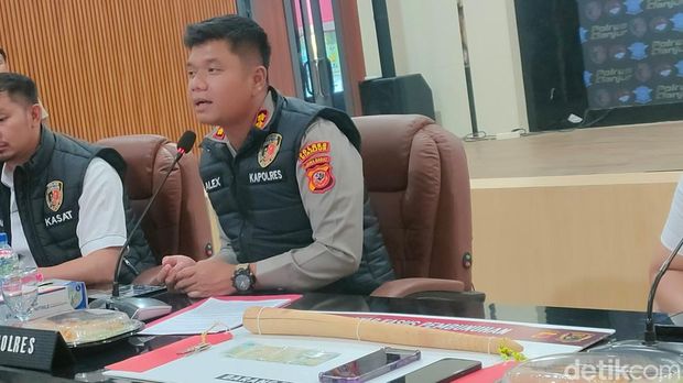 Kapolres Cianjur AKBP A Alexander Yurikho tunjukan barang bukti kayu yang menewaskan Imas Kapolres Cianjur AKBP A Alexander Yurikho tunjukan barang bukti kayu yang menewaskan Imas