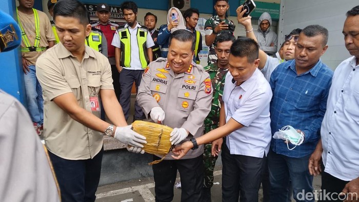 Kapolresta Pulau Ambon, Kombes Andrias Susanto Nugroho memusnahkan ganja 1 Kg di terminal kargo Bandara Pattimura Ambon.