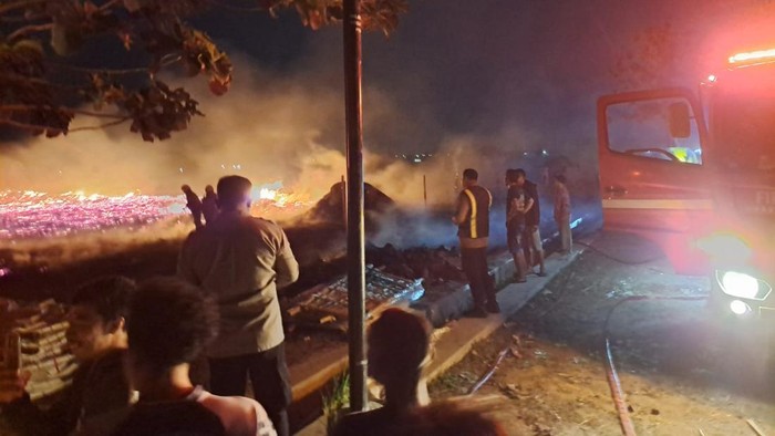 Kebakaran los tembakau Balang, Karanglo, Klaten, Selasa (1/9/2026) malam.
