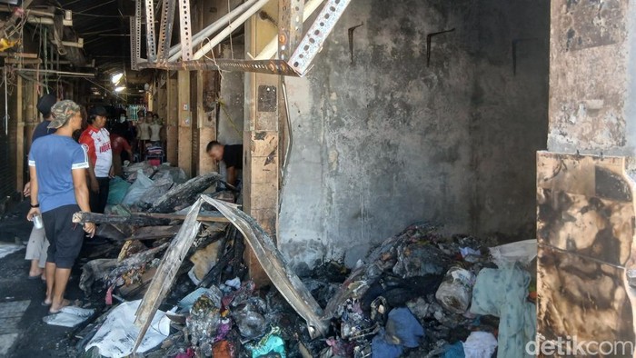 Kebakaran menghanguskan 37 kios dan los pedagang Pasar Pabaeng-baeng Makassar.