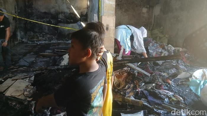 Kebakaran menghanguskan 37 kios dan los pedagang Pasar Pabaeng-baeng Makassar.