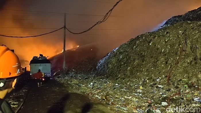 Petugas Damkar masih berjibaku memadamkan api di TPA Putri Cempi, Selasa (2/9/2026).