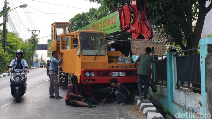 Kecelakaan truk crane tabrak sejumlah pemotor di Kelurahan Mojosongo, Kecamatan Jebres, Kota Solo, Rabu (2/9/2026).
