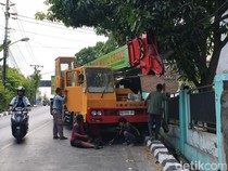 Truk Crane Seruduk Sejumlah Kendaraan di Mojosongo Solo
