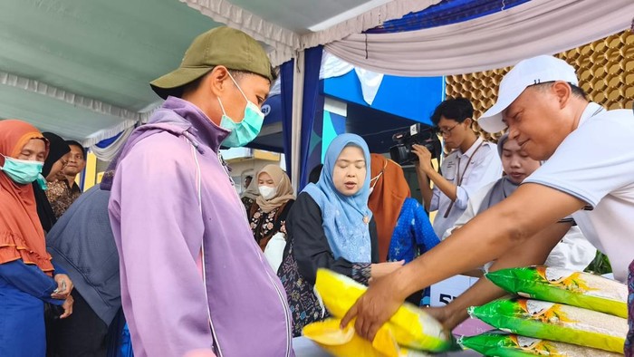Kegiatan pasar murah digelar di Palembang.