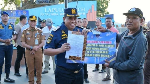 Kelompok nelayan Kendari menerima e-Pas Kecil dari Pemkot yang berkolaborasi dengan Kejaksaan. Dokumen Istimewa Kelompok nelayan Kendari menerima e-Pas Kecil dari Pemkot yang berkolaborasi dengan Kejaksaan. Dokumen Istimewa