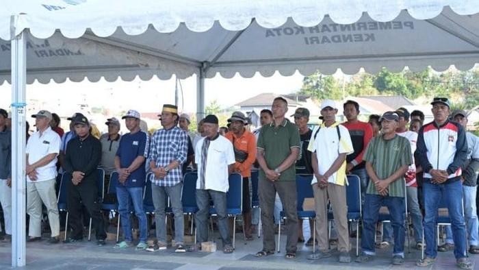 Kelompok nelayan Kendari menerima e-Pas Kecil dari Pemkot yang berkolaborasi dengan Kejaksaan. Dokumen Istimewa