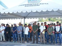 Walkot Siska Imran Bagikan e-Pas Kecil bagi Kelompok Nelayan Kendari