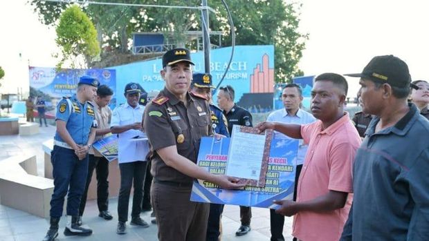 Kelompok nelayan Kendari menerima e-Pas Kecil dari Pemkot yang berkolaborasi dengan Kejaksaan. Dokumen Istimewa Kelompok nelayan Kendari menerima e-Pas Kecil dari Pemkot yang berkolaborasi dengan Kejaksaan. Dokumen Istimewa