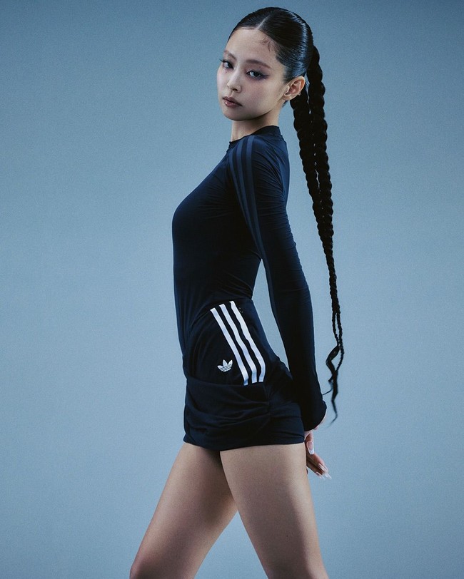 Visi Jennie hadir lewat suasana yang sinematik dan sedikit misterius. Kampanyenya bahkan mengambil latar bak dunia luar angkasa melalui konsep “Cosmic Ballerina: Kinematics”, yang menggambarkan gerakan balet seolah bebas dari gravitasi. Foto: Dok. adidas Originals