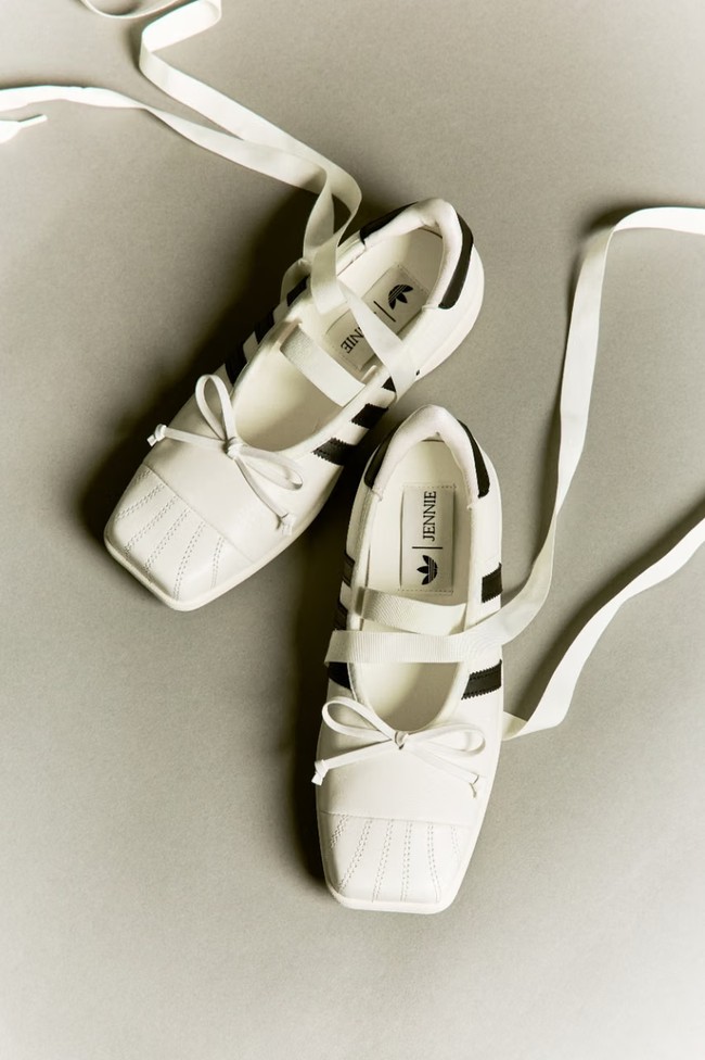 Salah satu item utama adalah Superstar SQ Ballet, interpretasi baru dari adidas Superstar yang mengambil bentuk sepatu pointe. Model ini memiliki ujung kotak, detail pita, serta bagian atas dari kulit premium dengan lapisan dalam kulit domba. Foto: Dok. adidas Originals