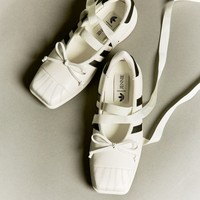 Salah satu item utama adalah Superstar SQ Ballet, interpretasi baru dari adidas Superstar yang mengambil bentuk sepatu pointe. Model ini memiliki ujung kotak, detail pita, serta bagian atas dari kulit premium dengan lapisan dalam kulit domba. Foto: Dok. adidas Originals
