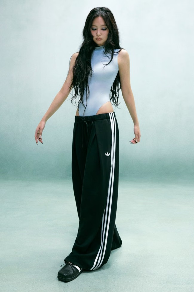 Deretan busananya mencakup track top dan track pants yang diperbarui, T-shirt untuk layering, rok wrap, kardigan rajut model wrap, bodysuit tanpa lengan, legging transparan, hingga hoodie polar fleece dengan resleting setengah. Foto: Dok. adidas Originals