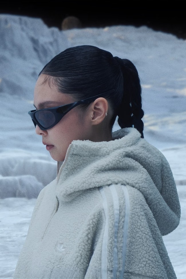 Material premium bertekstur lembut dan detail yang rapi membuat koleksi ini mudah dikenakan untuk berbagai gaya. Elemen sporty adidas berpadu dengan konstruksi wrap dan siluet yang terinspirasi dari ballet. Foto: Dok. adidas Originals