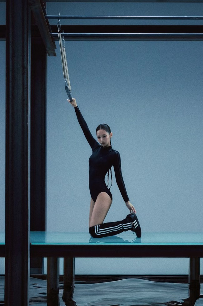 Koleksi adidas Originals by JENNIE mengambil balet sebagai titik awal inspirasi. Namun, estetika balet tidak sekadar diterjemahkan secara literal. Jennie mengeksplorasinya lewat pendekatan yang lebih surealis dan modern. Foto: Dok. adidas Originals