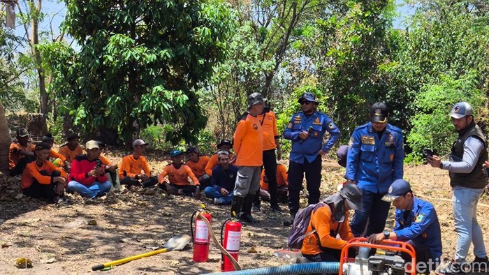Komunitas Masyarakat Peduli Api (MPA)  Saat sedang Simulasi Pemadaman Karhutla di Gunung Ciremai.