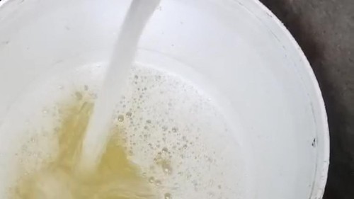 Kondisi air sumur warga berbusa timbulkan bau tak sedap di dekat TPA Kebon Kongok, Lombok Barat. (Dok. Warga).