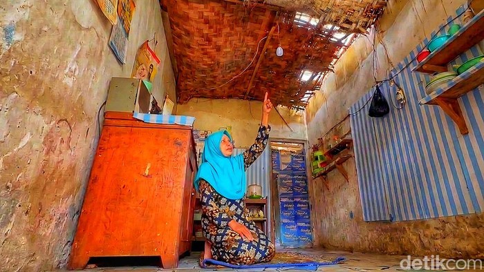 Kondisi rumah  Emak Jijah di Kampung Selaawi Hilir, RT 01/RW 06, Desa Cibunarjaya, Kecamatan Ciambar, Kabupaten Sukabumi.  yang rusak berat