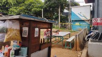 Pedagang Lihat Banyak Lalat di Gardu LRT Pancoran, Ternyata Ada Mayat