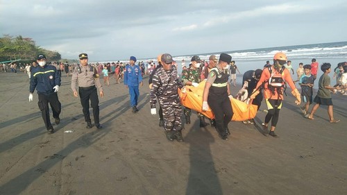 Evakuasi Jenazah tanpa identitas yang ditemukan terdampar di Pantai Air Kuning, Kecamatan Jembrana, Kabupaten Jembrana, Bali, Rabu (2/9/2026).