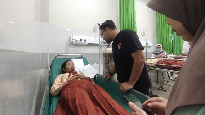 Wakil Bupati Nganjuk, Trihandy Cahyo saat menjenguk siwa korban keracunan MBG