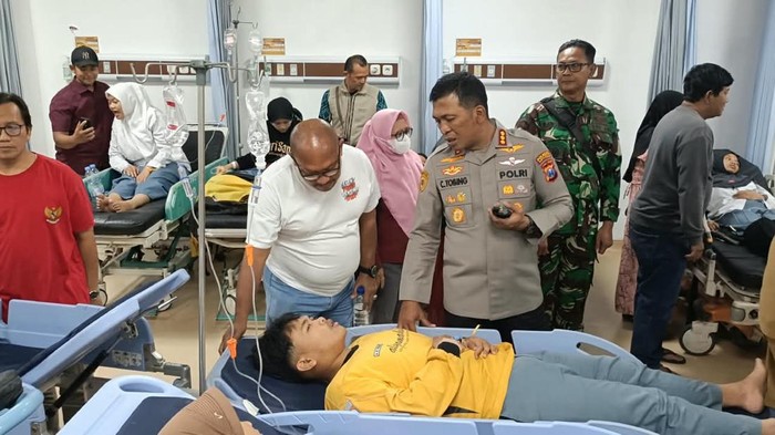 Kapolresta Sidoarjo Kombes Christian Tobing menjenguk santri Ponpes Manbaul Hikam korban keracunan usai sanntap MBG di RSUD setempat