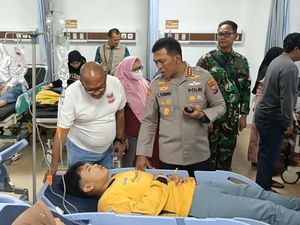 Polisi Bantu Evakuasi Ratusan Santri yang Keracunan MBG di Sidoarjo