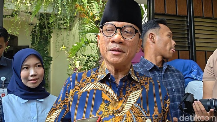 Menteri Desa dan Pembangunan Daerah Tertinggal Yandri Susanto ditemui di kediaman Presiden ke-7 Ri Joko Widodo (Jokowi) di Sumber, Banjarsari, Solo, Rabu (2/9/2026).