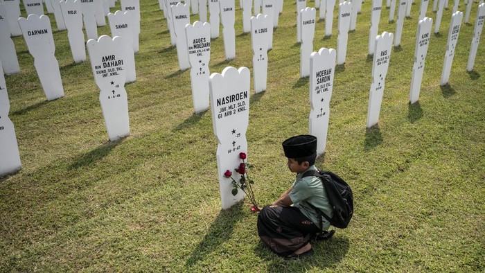 Sejumlah pengunjung menyimak penjelasan pemandu saat mengikuti kegiatan tur edukasi sejarah Perang Dunia II di Ereveld Kalibanteng, Semarang, Jawa Tengah, Rabu (2/9/2026). Tur edukasi sejarah tersebut bertujuan mengenalkan Ereveld Kalibanteng sebagai salah satu dari tujuh makam kehormatan Belanda di Indonesia yang diresmikan pada 22 April 1949 sebagai tempat peristirahatan terakhir lebih dari 3.000 korban perang dari kalangan militer dan sipil, baik warga Belanda maupun Indonesia, yang gugur selama Perang Dunia II (1939-1945) serta masa perjuangan mempertahankan kemerdekaan Indonesia (1945-1949). ANTARA FOTO/Aprillio Akbar/nz
