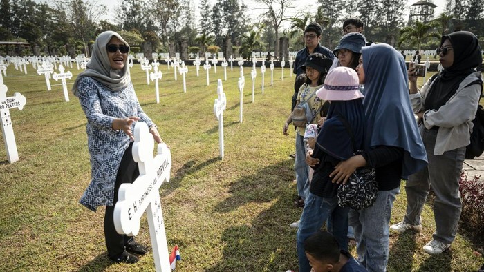 Sejumlah pengunjung menyimak penjelasan pemandu saat mengikuti kegiatan tur edukasi sejarah Perang Dunia II di Ereveld Kalibanteng, Semarang, Jawa Tengah, Rabu (2/9/2026). Tur edukasi sejarah tersebut bertujuan mengenalkan Ereveld Kalibanteng sebagai salah satu dari tujuh makam kehormatan Belanda di Indonesia yang diresmikan pada 22 April 1949 sebagai tempat peristirahatan terakhir lebih dari 3.000 korban perang dari kalangan militer dan sipil, baik warga Belanda maupun Indonesia, yang gugur selama Perang Dunia II (1939-1945) serta masa perjuangan mempertahankan kemerdekaan Indonesia (1945-1949). ANTARA FOTO/Aprillio Akbar/nz