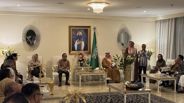 Sejumlah menteri Kabinet Merah Putih bertemu dengan Menteri Pendidikan Arab Saudi Yousef Abdullah Al-Benyan di rumah dinas Kedubes Arab Saudi untuk RI di kawasan Menteng, Jakarta Pusat, Rabu (2/9/2026).