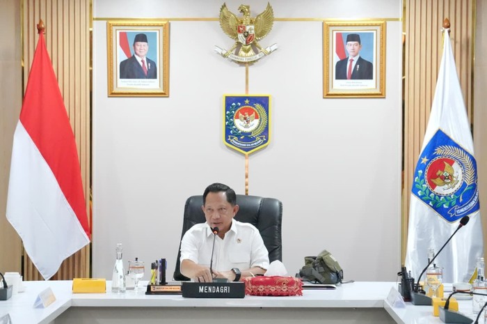 Menteri Dalam Negeri (Mendagri) Muhammad Tito Karnavian selaku Ketua Satuan Tugas (Kasatgas) Percepatan Rehabilitasi dan Rekonstruksi (PRR) Pascabencana Sumatera