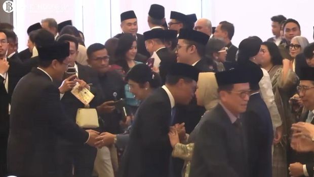 Menteri Keuangan (Menkeu), Purbaya Yudhi Sadewa menjabat tangan Destry Damayanti usai pengambilan sumpah jabatan sebagai Gubernur Bank Indonesia periode 2026-2031 di Mahkamah Agung RI, Jakarta, Rabu (2/9/2026). (Tangkapan Layar Youtube/Bank Indonesia Channel)