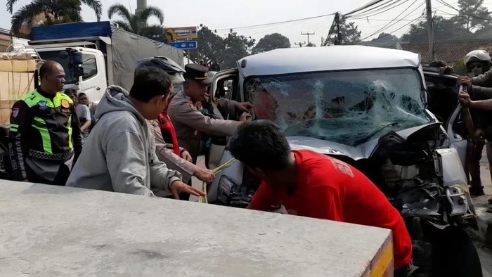 Mobil minibus tabrak tronton mogok di Jalur Bocimi, Bogor mengakibatkan sopir terjepit, Rabu (2/9/2026).
