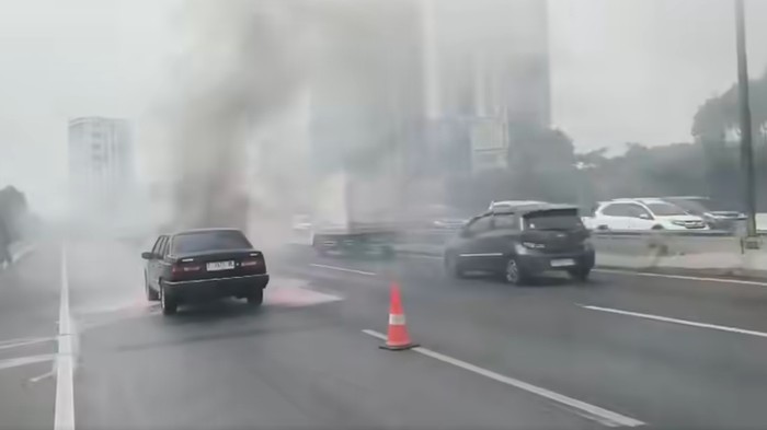 Mobil terbakar di Tol JORR Km 20 arah Jakarta, Rabu (2/9/2026).