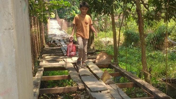Momen bocah 10 tahun lewati jembatan maut Pajalesang gegara akses putar jauh.