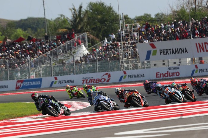 LOMBOK, INDONESIA - OCTOBER 05: Alex Rins of Spain riding the Monster Energy Yamaha MotoGP bike (42) during the MotoGP of Indonesia race at Pertamina Mandalika Circuit on October 05, 2025 in Lombok, Indonesia. (Photo by Gold & Goose Photography/Getty