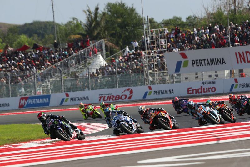MotoGP Mandalika 2025 LOMBOK, INDONESIA - OCTOBER 05: Alex Rins of Spain riding the Monster Energy Yamaha MotoGP bike (42) during the MotoGP of Indonesia race at Pertamina Mandalika Circuit on October 05, 2025 in Lombok, Indonesia. (Photo by Gold & Goose Photography/Getty Images)