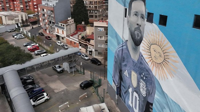 Mural Lionel Messi Hiasi Ruang Publik di Buenos Aires A commuter walks past a mural of Argentine soccer legend Lionel Messi, on the day he announced his retirement from the national team, at the Villa del Parque train station, in Buenos Aires, Argentina, August 31, 2026. REUTERS/Agustin Marcarian