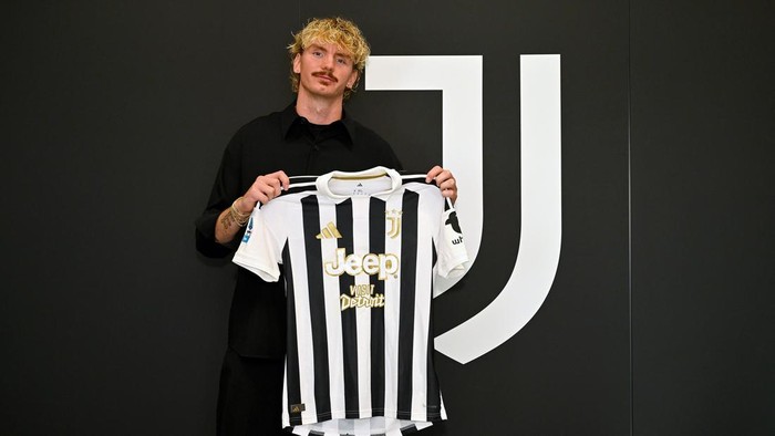 TURIN, ITALY - SEPTEMBER 01: Nick Woltemade poses at Continassa Headquarters on September 01, 2026 in Turin, Italy.  (Photo by Filippo Alfero - Juventus FC/Juventus FC via Getty Images)