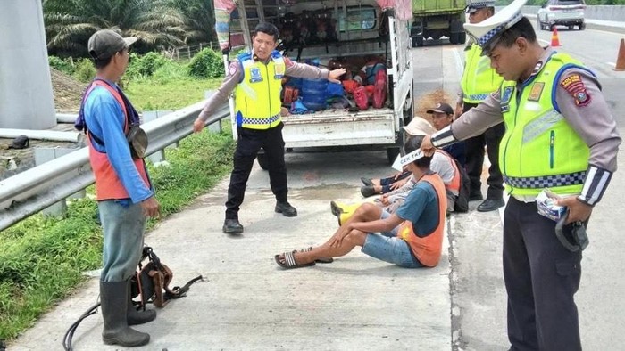 Polisi saat melakukan olah TKP kecelakaan di Jalan Tol Medan-Binjai, tepatnya di KM 52+800 Jalur A.