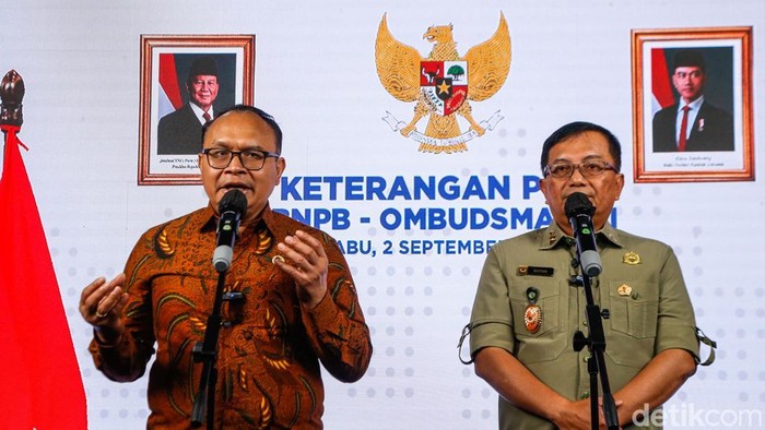 Anggota Ombudsman Robert Na Ewendi Jaweng dan Sekretaris Utama BNPB Rustian memberikan pemaparan dalam pertemuan di Gedung BNPB, Jakarta, Rabu (2/9/2026). Pertemuan membahas penanganan gempa dan distribusi bantuan di NTT.
