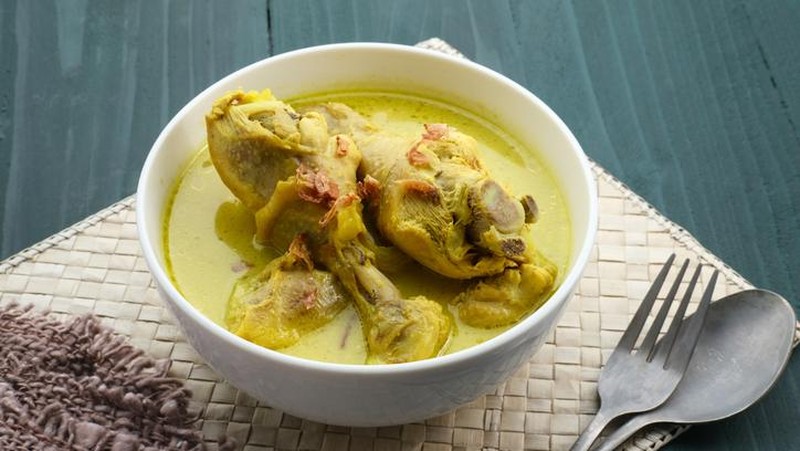 Resep Opor Ayam Kuah Kuning Spesial yang Bumbu Rempahnya Meresap