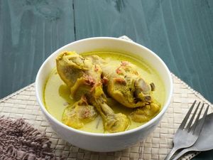 Resep Opor Ayam Kuah Kuning Spesial yang Bumbu Rempahnya Meresap