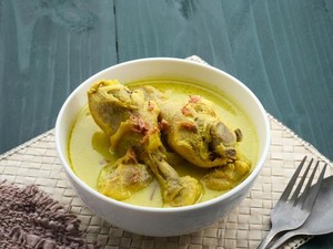 Resep Opor Ayam Kuah Kuning Spesial yang Bumbu Rempahnya Meresap